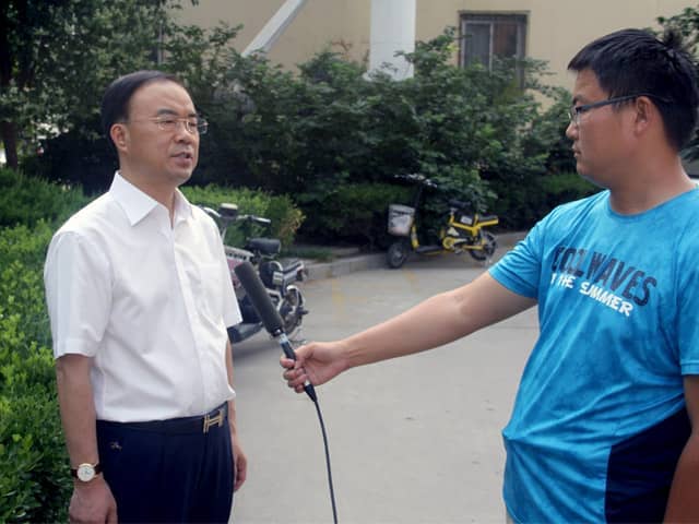 山東天意機(jī)械董事長劉洪彬作為基層共產(chǎn)黨員，今天接受了當(dāng)?shù)赜浾叩牟稍L